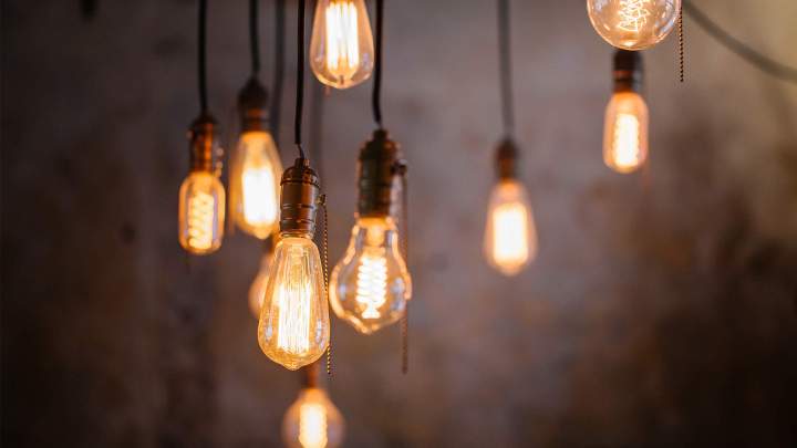 Mise en place d'ampoules électriques à filament, Tarbes