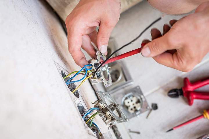 Rénovation de prises électriques, Tarbes